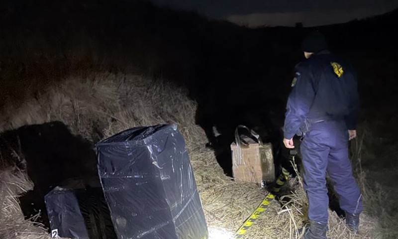 Țigări de contrabandă de peste 90.000 de lei, confiscate cu focuri de armă, la granița cu Ucraina