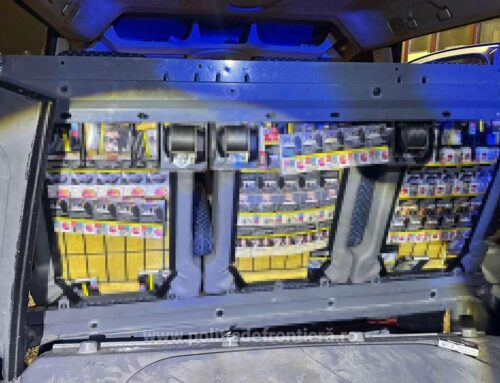 Peste 54.000 țigarete, depistate ascunse în ușile, podeaua, scaunele și pereții unui microbuz