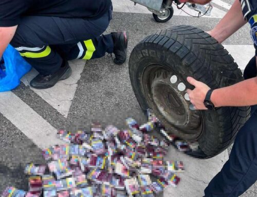 Aproximativ 10.000 de țigarete ascunse în bagaje și într-o roată de rezervă, descoperite de polițiștii de frontieră
